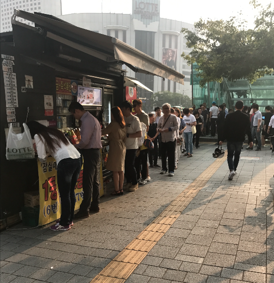 토요일 잠실역 8번 출구 앞 매점. 매주 토요일 오후가 되면 로또를 사려는 사람들이 긴 줄을 늘어뜨린다.