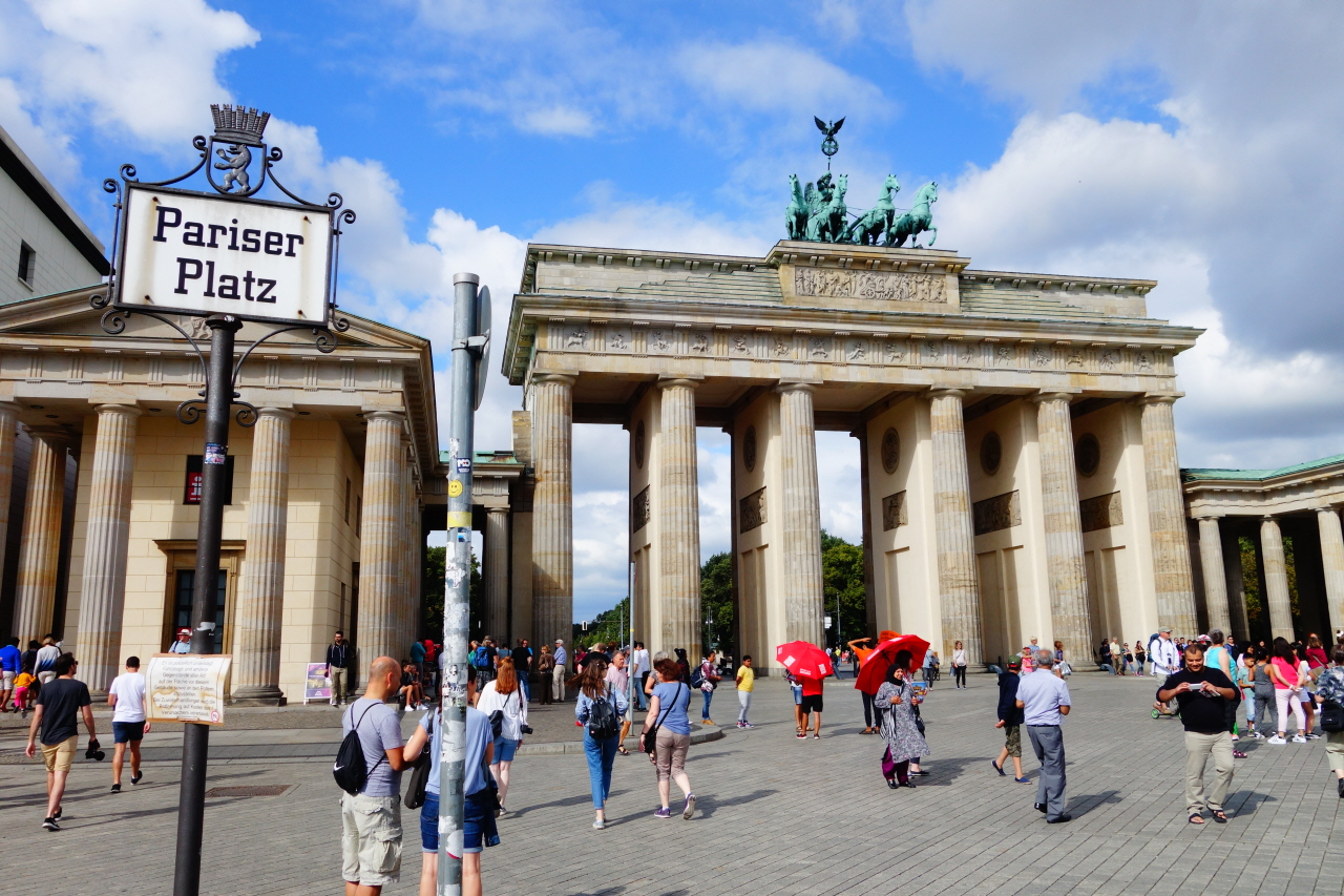 독일 베를린 파리저 광장(Pariser Platz)에 있는 브란덴부르크 문.