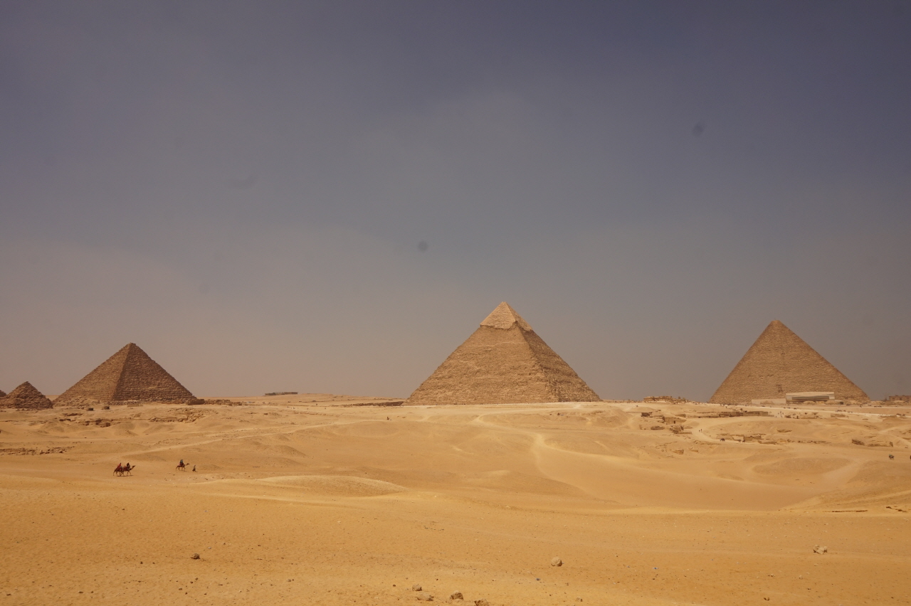 기자지역의 피라미드군. 광활한 사막은 천연의 요새가 되어 이집트 문명의 안정적인 태동과 번영에 기여했습니다.