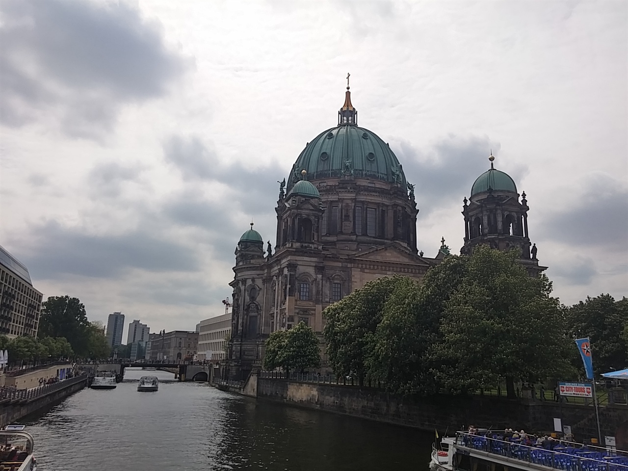 슈프레 강을 굽어보는 베를린 대성당
