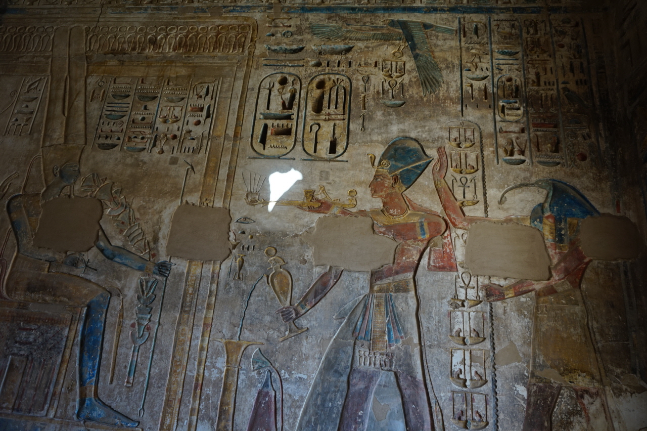 하부신전의 벽화. 이집트 예술은 개별 사물에 대한 사실적인 묘사나 개성 표현 보다는 정형화된 규범에 따라 '완전함'을 표현하는데 치중했습니다.