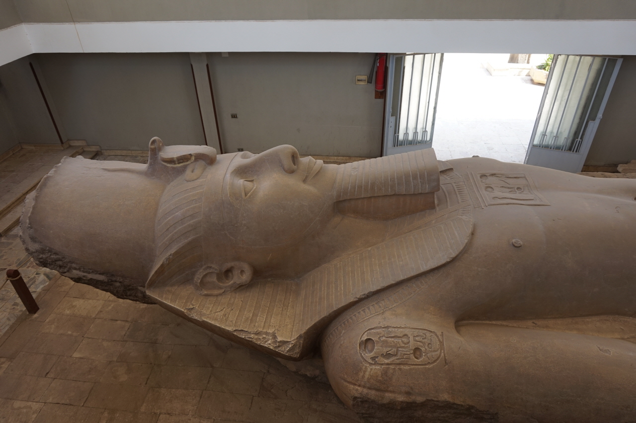 멤피스 박물관에 누워 있는 람세스2세의 거대 석상. 인근 카이로 박물관에 전시된 미라와 너무나 대비되는 모습에서, 오늘을 사는 우리의 가치와 방향에 대해 많은 것을 생각하게 됩니다.