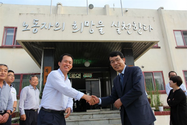 지난 8일 정의당 김종대 의원이 우진교통 김재수(좌) 대표를 만나 차기 청주시장선거에 출마를 요청했다.