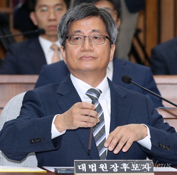 김명수 대법원장 후보자가 12일 국회 인사청문회에 출석해 의원들의 질의에 답변하고 있다.