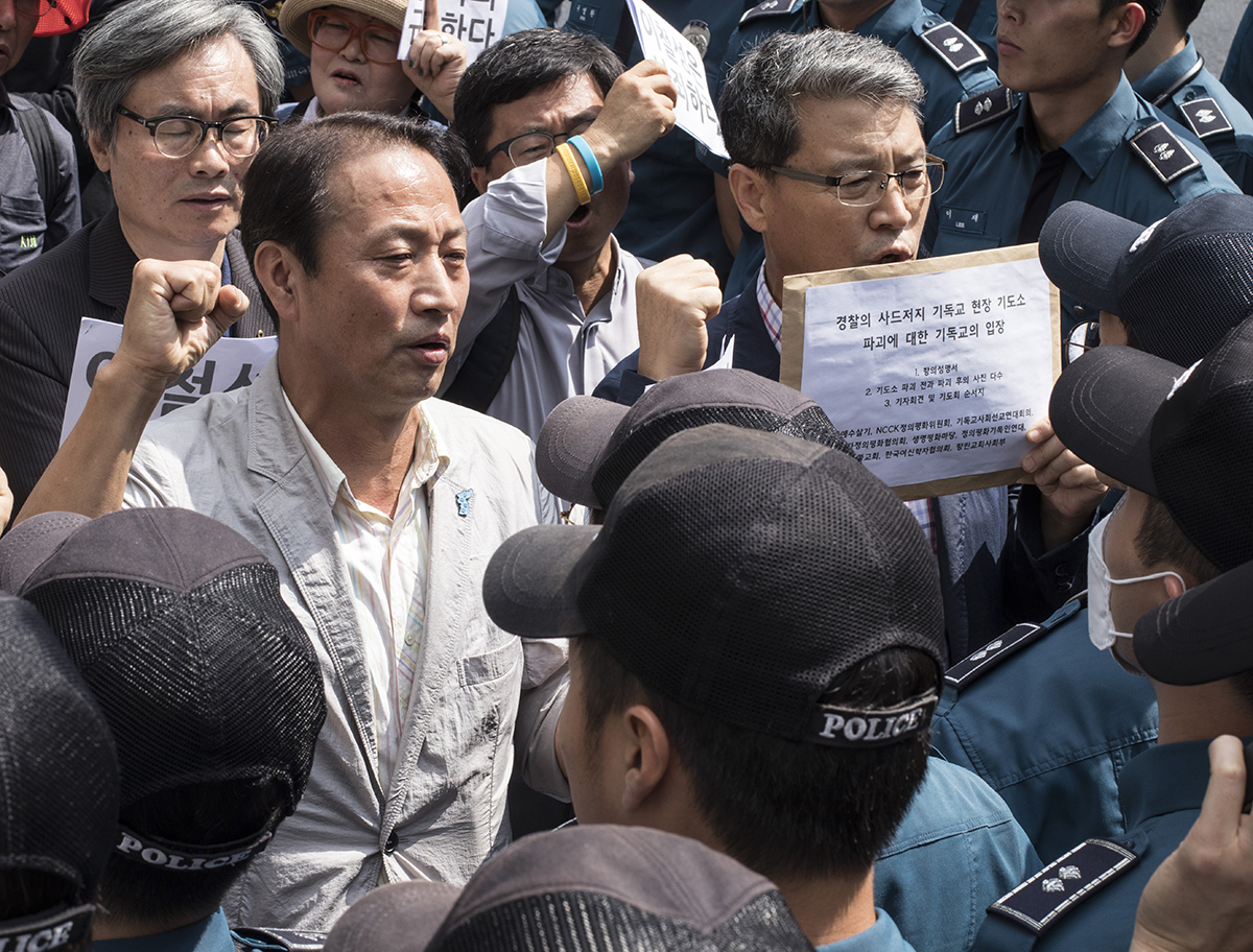  개신교계 사회단체가 12일 오전 경찰청 앞에서 기자회견을 가진 뒤 이철성 경찰청장 앞으로 입장문을 전달하려 했으나 경찰은 이를 저지했다. 이에 대표단은 거세게 항의했다. 