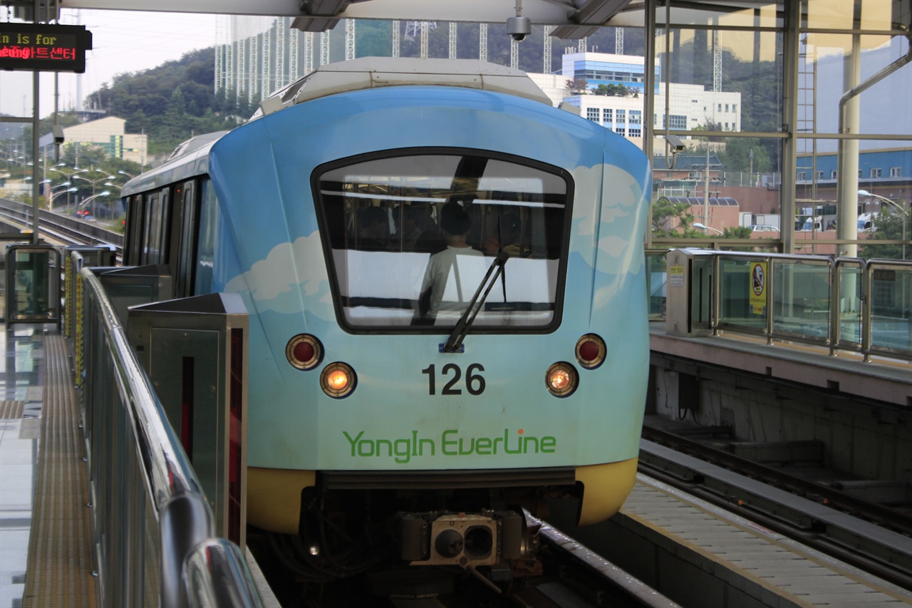 용인경전철은 '승객이 없을 것'이라는 우려 속에 3년간 개통이 연기되었던 전례가 있다.