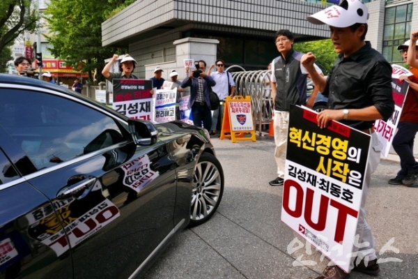  OBS 노조가 12일  중부고용노동청  부천지청앞에서 ‘OBS 부당노동행위 주범 규탄집회’를 하고 있다.ⓒOBS노조