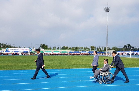 유정복 인천시장이 12일 오전 휠체어를 탄 채 인천시 주민자치위원 한마음대회에 입장하고 있다
