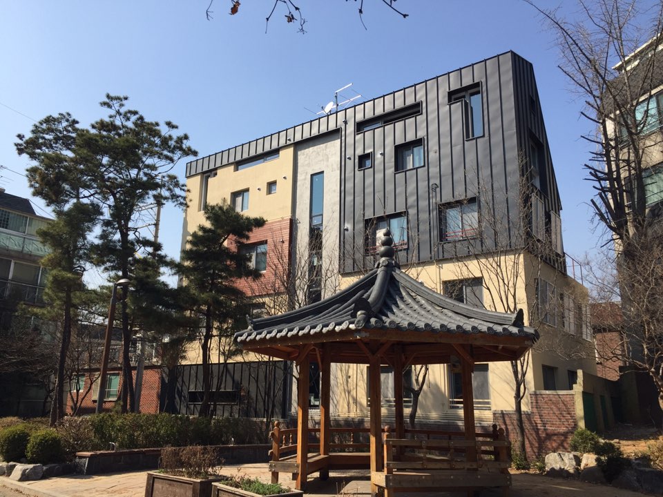 서울 서대문구 창천동에 있는 사회주택, 서울시의 사회주택은 주변 임대료의 80% 수준으로 공급된다. 