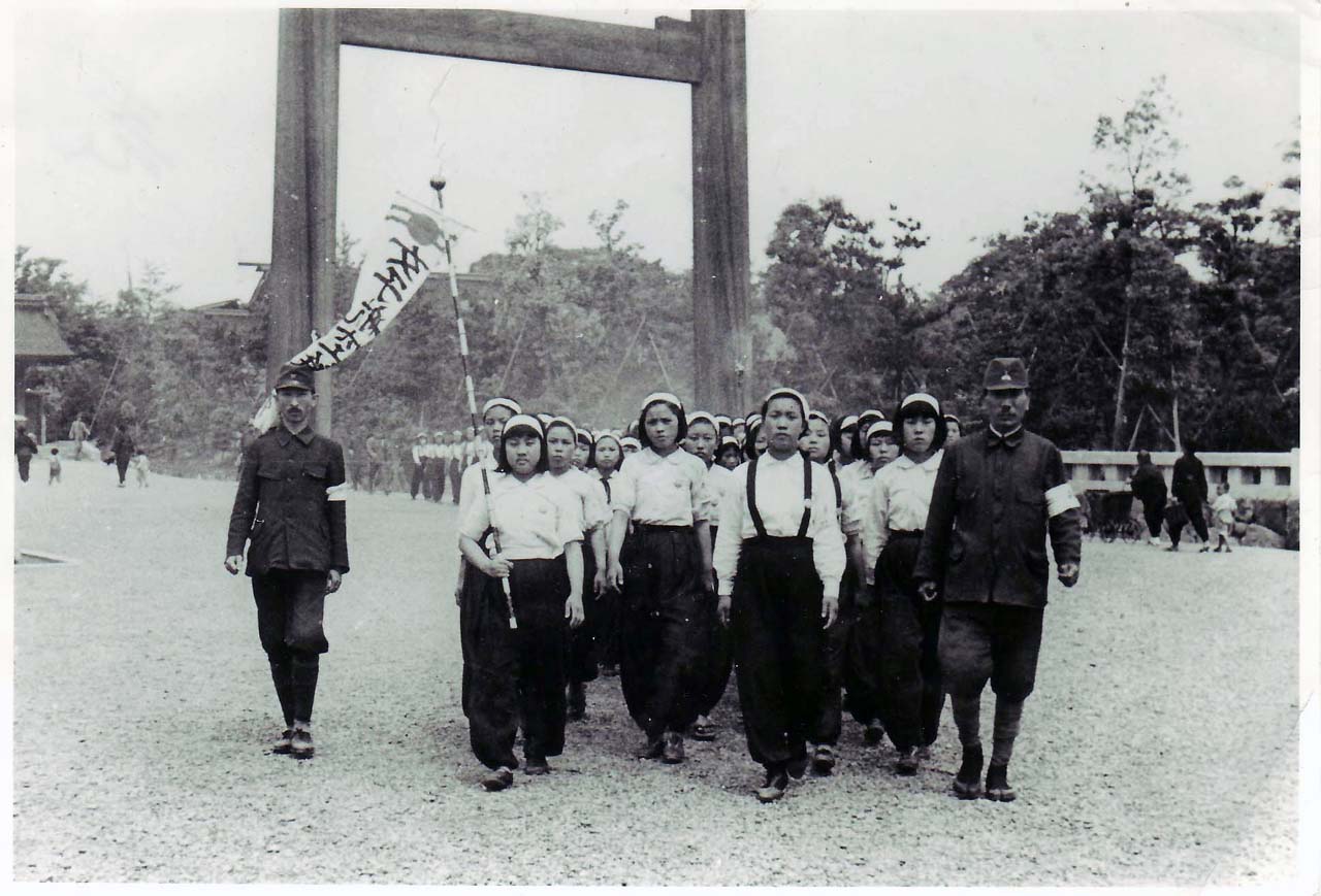 1944년 미쓰비시에 동원된 여자근로정신대원들. 겨우 10대 초중반의 나이 어린 소녀들이었다. 