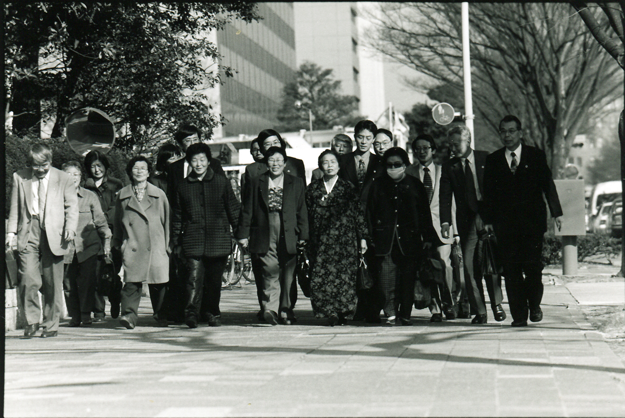 피해 할머니들과 일본정부와 미쓰비시를 상대로 소장을 접수하기 위해 나란히 손을 잡고 나고야지방재판소로 향하는 모습.(1999년 3월 1일)