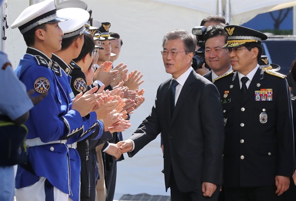 문재인 대통령이 지난 2017년 9월 13일 오전 인천 중구 해양경찰서 전용부두에서 열린 '제64주년 해양경찰의 날 기념식'에서 참석자들과 악수하고 있다.