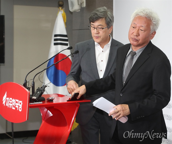 한국당 혁신위 "박근혜 탈당 권유... 서청원 최경환도 나가라" 자유한국당 류석춘 혁신위원장이 13일 오전 서울 여의도 당사에서 기자회견을 열고 박근혜 전 대통령과 친박 핵심인 서청원·최경환 의원에 대해 당 지도부가 자진 탈당을 권유해야 한다고 밝혔다.