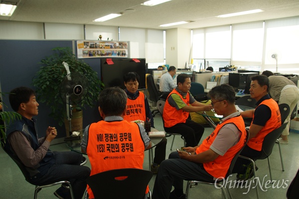 전공노 대경본부 조합원들과 해고자들이 13일 오전 김부겸 행안부장관의 지역 사무실에서 농성을 벌이고 있다.