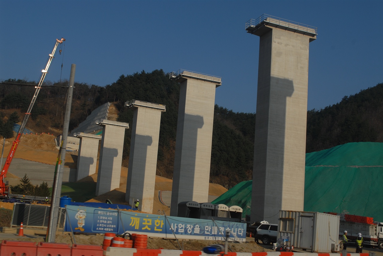 철도의 건설은 한국철도시설공단, 운영은 코레일이 맡는다