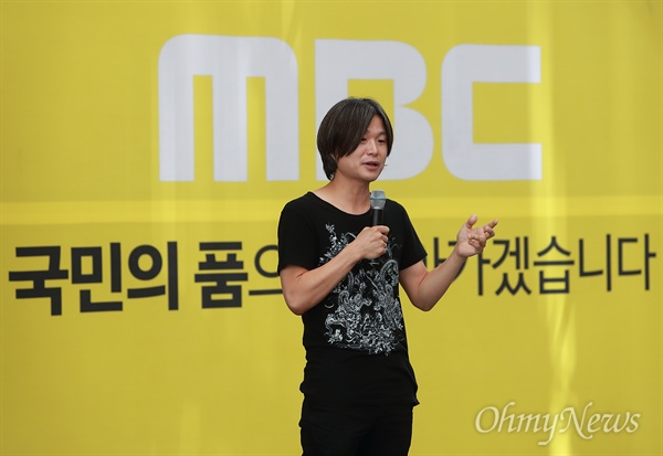시사인 주진우 기자가 13일 오전 서울 마포구 MBC상암사옥에서 열린 언론노조MBC본부 총파업 집회에 참석해 조합원들을 응원하고 있다.