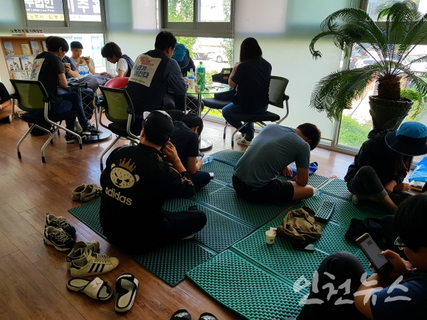 인천중부노동청  2층 민원실 등에서 농성에 참여하고 있는 비정규 지회 조합원 ⓒ이연수 기자