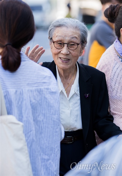 지난 2017년 9월 고 김복동 할머니가 서울 종로구 주한일본대사관 앞에서 열린 '1300차 정기 수요시위'에 참석했다. 