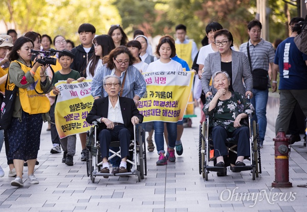 지난 2017년 9월 13일 일본군 위안부 피해자인 길원옥, 고 김복동 할머니 등이 수요시위에 참석하기 위해 이동하는 모습이다. 류석춘 교수는 이 피해 할머니들에 대해 인신공격에 가까운 행동까지 하고 있다.