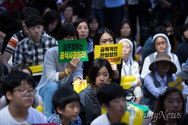 일본군 위안부 피해자인 길원옥, 김복동 할머니등이 참석해 13일 오후 서울 종로구 주한일본대사관 앞에서 '1300차 정기 수요시위'가 열리고 있다.