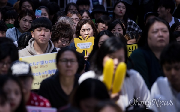 일본군 위안부 피해자인 길원옥, 김복동 할머니등이 참석해 13일 오후 서울 종로구 주한일본대사관 앞에서 '1300차 정기 수요시위'가 열리고 있다.