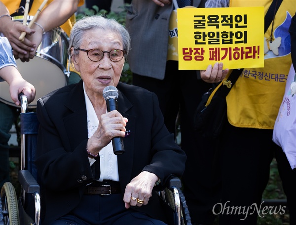  일본군 위안부 피해자인 김복동 할머니가 13일 오후 서울 종로구 청운효자주민센터 옆에서 '1300차 정기 수요시위' 후 청와대를 향해 행진을 한 뒤 발언을 하고 있다.