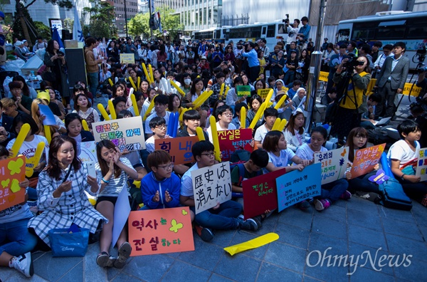 일본군 위안부 피해자인 길원옥, 김복동 할머니등이 참석해 13일 오후 서울 종로구 주한일본대사관 앞에서 '1300차 정기 수요시위'가 열리고 있다.