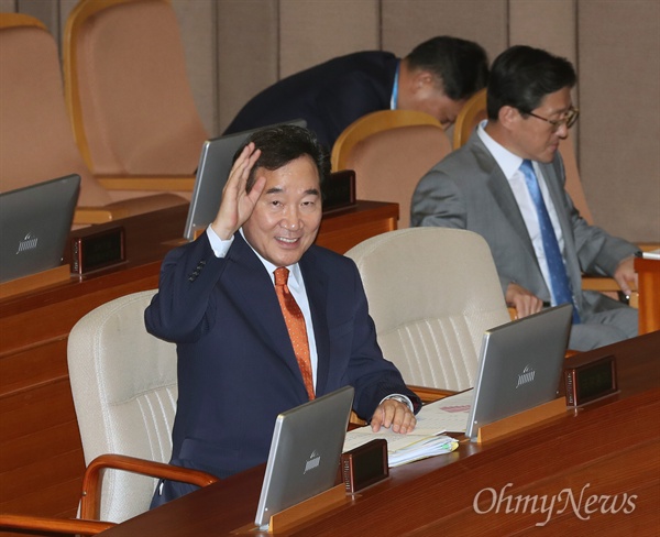 이낙연 국무총리가 13일 오후 국회 본회의장에서 열린 경제분야 대정부질문에 출석해 의원들을 향해 인사하고 있다.