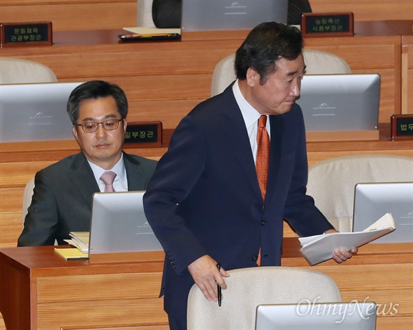 이낙연 국무총리(오른쪽)와 김동연 경제부총리가 13일 오후 국회 본회의장에서 열린 경제분야 대정부질문에 출석하고 있다.