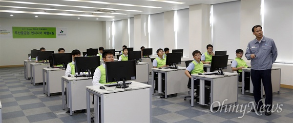 마산중학교 학생들이 13일 두산중공업에서 열린 ‘마이드림 청소년진로체험단 엔지니어 체험교실’에 참여하고 있다.