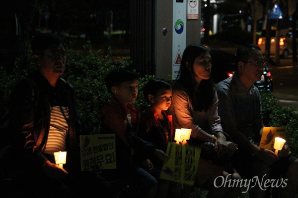  13일 밤 대전 서구 둔산동 보라매공원 대전평화의소녀상 앞에서 열린 '일본군 위안부 문제 해결을 위한 제21차 대전 수요문화제'.