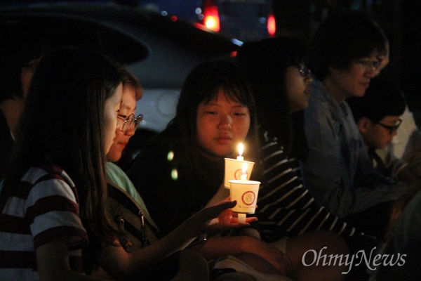  13일 밤 대전 서구 둔산동 보라매공원 대전평화의소녀상 앞에서 열린 '일본군 위안부 문제 해결을 위한 제21차 대전 수요문화제'.