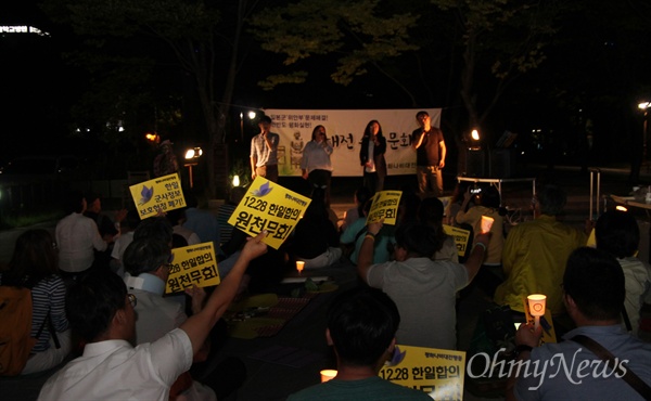  13일 밤 대전 서구 둔산동 보라매공원 대전평화의소녀상 앞에서 열린 '일본군 위안부 문제 해결을 위한 제21차 대전 수요문화제'.