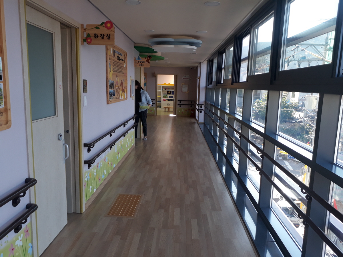 서울효정학교 내부. 영유아 신체에 맞게 보조 난간을 벽면에 설치한 게 눈에 띈다.