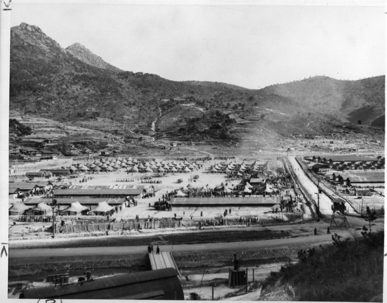  1951. 12. 27. 거제포로수용소 전경, 1950년 11월 27일부터 1953년 7월 27일까지 한국전쟁 중 인민군 15만여 명, 중국군 2만여 명 최대 17만 3천여 명의 포로를 수용했던 곳이다. 