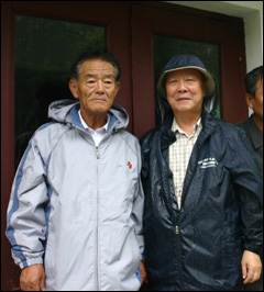  2005. 7. 22. 백두산 가는 도중, 밀영사무소 처마 밑에서 소나기를 피하다가 만난 오영재 시인(왼쪽)과 필자.