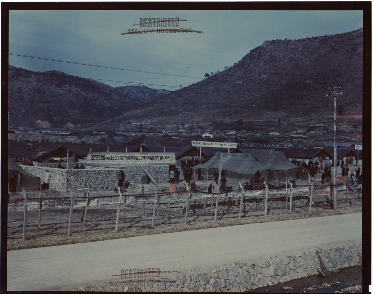  1952. 3. 20. 거제포로수용소 포로들이 내 건 유엔군 규탄 플래카드들.
