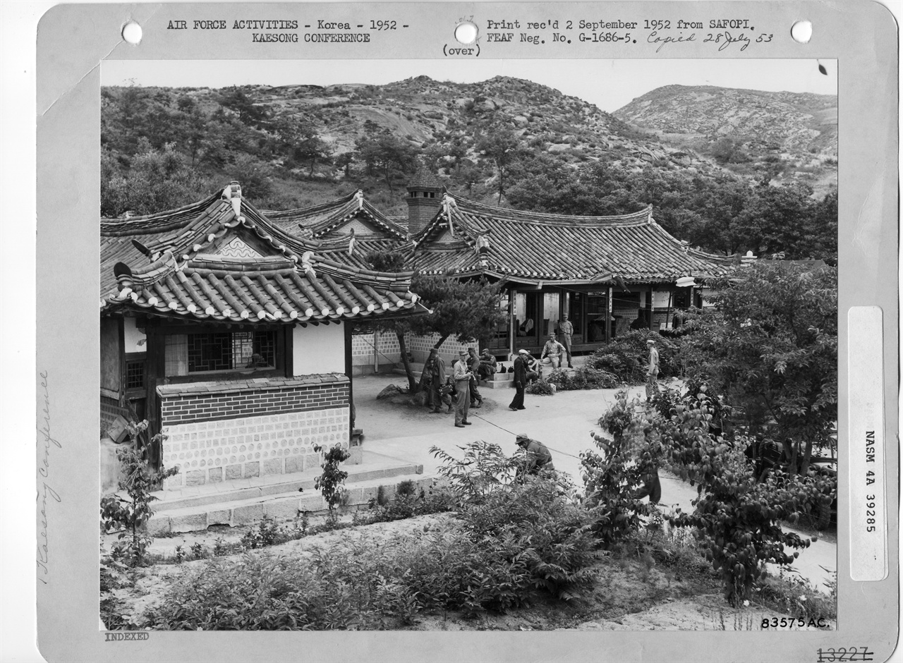  1951. 9. 개성, 초기의 정전 회담장이었던 한 한옥 ‘내봉장(來鳳莊)’으로 일제강점기 때는 고급 요리점이었다. 이 장소는 그해 10월 24일까지 사용되다가 다음날부터 유엔군 측 요구로 판문점으로 옮겨졌다.