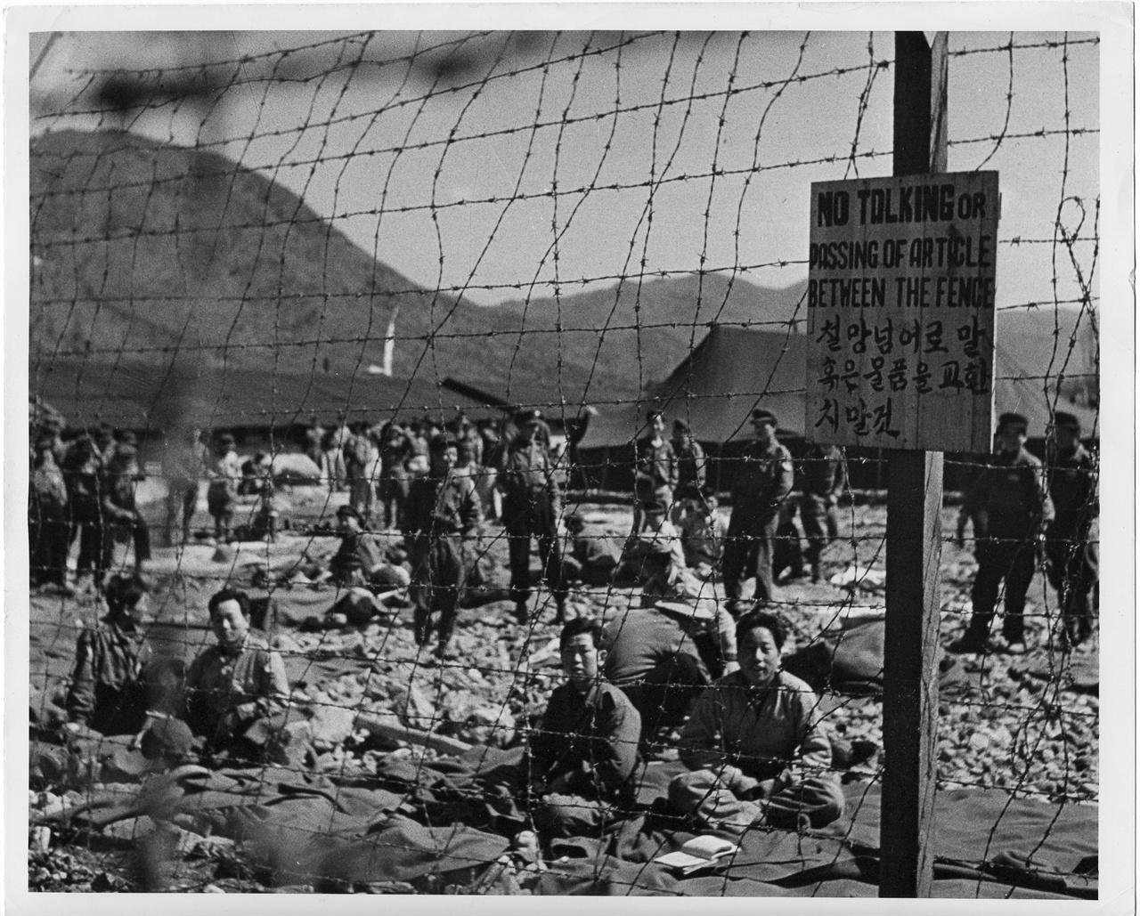  1953. 3. 20. 거제도 중국군 포로들이 철조망 안에서 따뜻한 봄볕을 즐기고 있다.