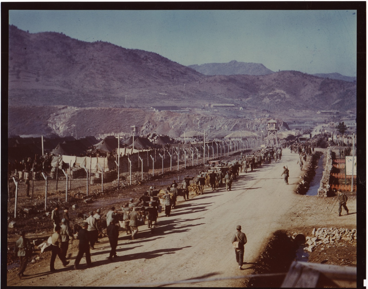  1952. 3. 20. 거제도,  포로들이 청소한 오물을 버리려고 수용소 바깥 쓰레기장으로 가고 있다.