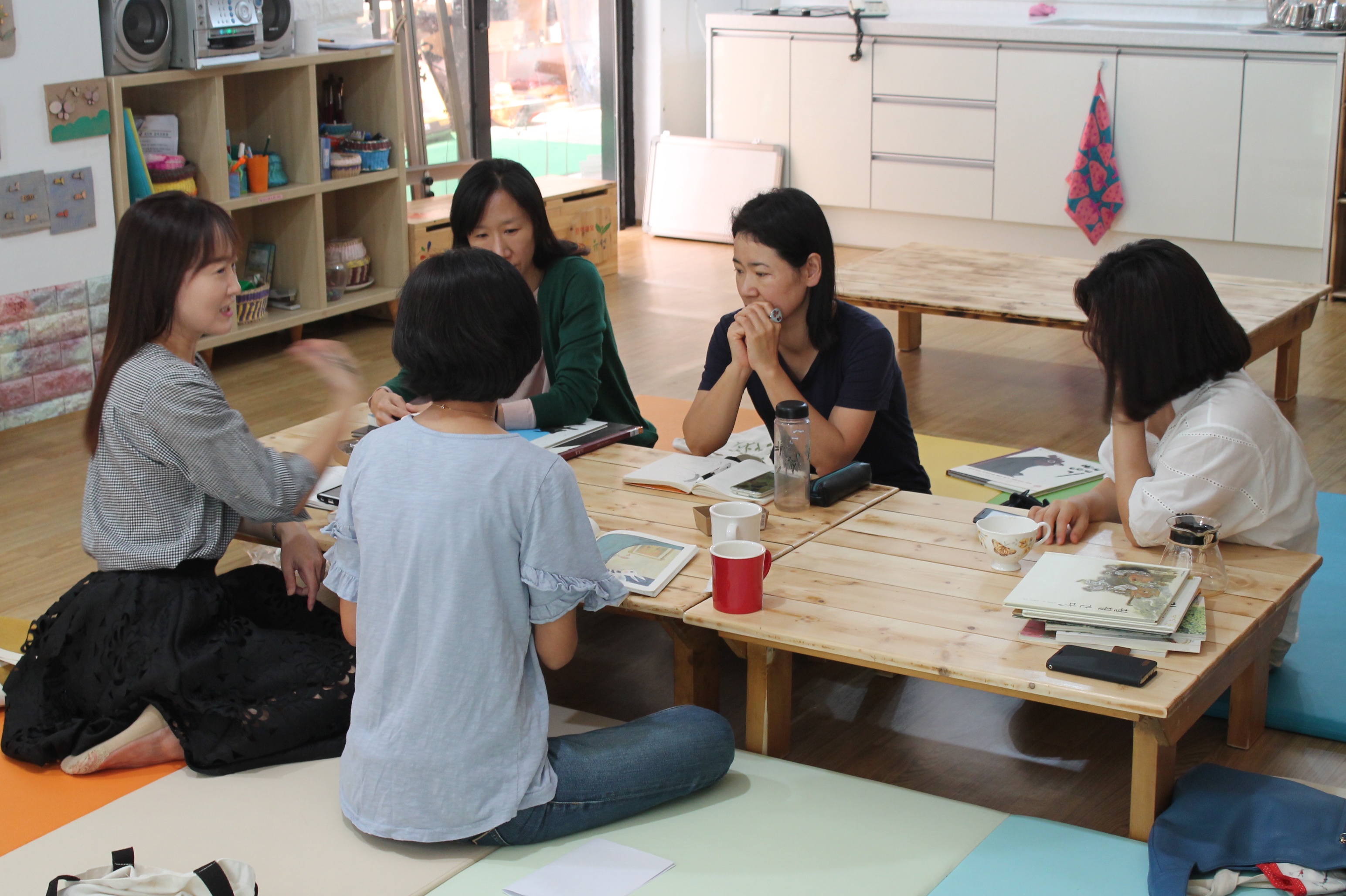  한국원자력연구원 주변에 사는 엄마들은 불안과 걱정을 떠안고 산다. 원자로와 방사능폐기물, 사용후핵연료봉을 보관하는 곳에서 안전 사고가 끊이지 않고 있어서다.