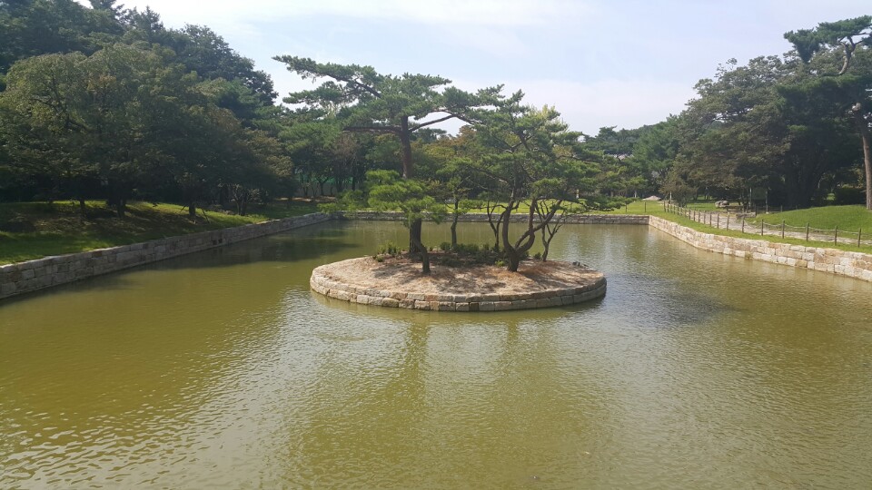 일본 양식의 연못이 자리하고 있었으나 올해 전통 양식으로 고쳤다.