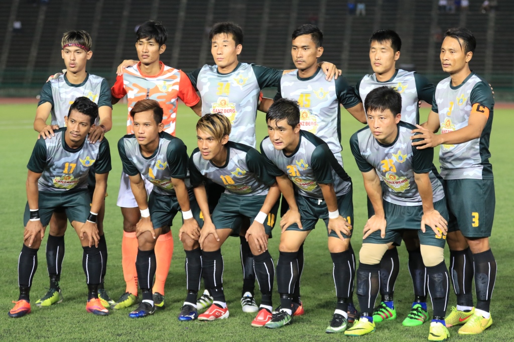 사진은 캄보디아 프로축구팀의 모습. 이 선수들중 4명이 북한출신선수들이다. 북한의 호나우두로 불리던 전 북한국가대표출신 선수도 이 팀에서 뛰고 있다. 