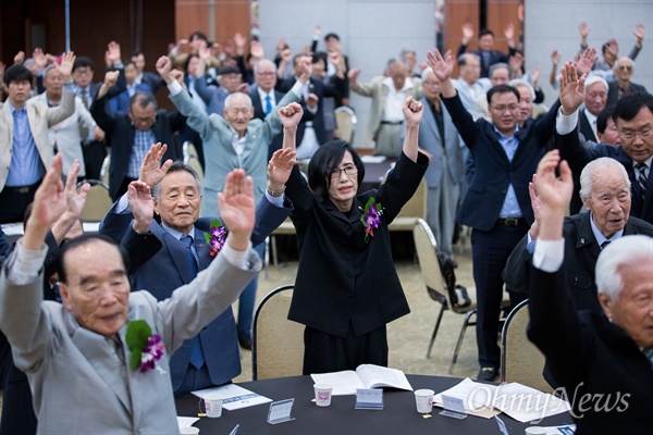  피우진 국가보훈처장, 이영수 한국광복군동지회장등 14일 오전 서울 용산구 백범 김구 기념관에서 한국광복군 창군 제77주년 기념행사에 참석해 만세삼창을 하고 있다.