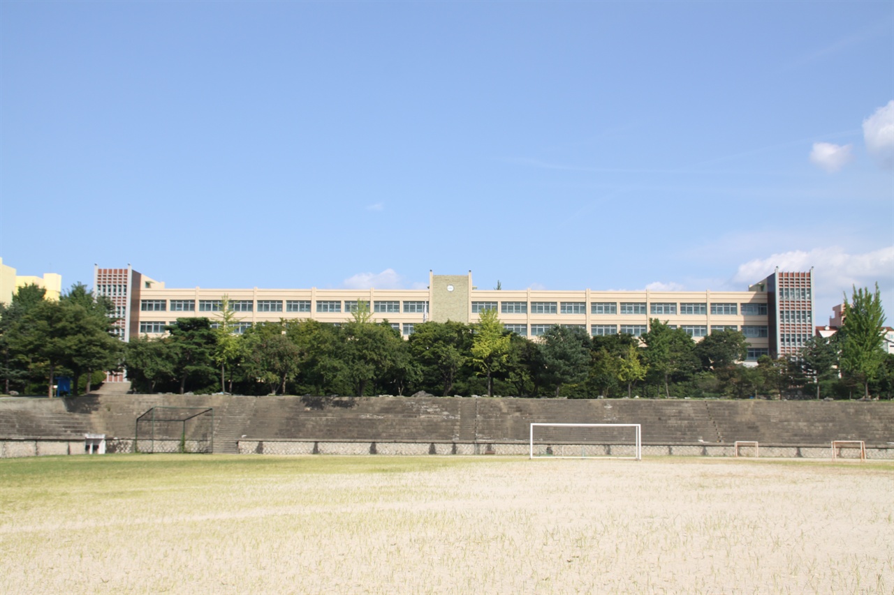 강남구 청담동에 위치한 영동고등학교는 완전학군제 세대가 처음으로 대학에 진학한 1984년 78명의 서울대 합격생을 배출했다.
