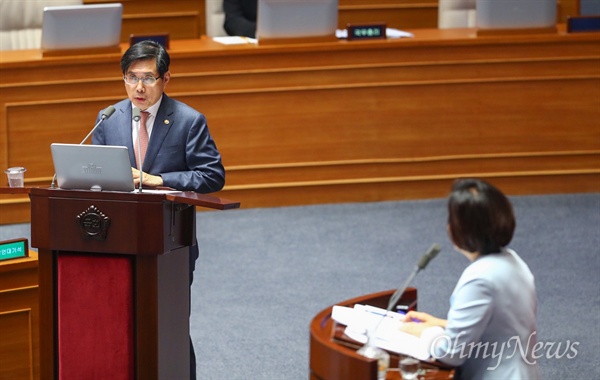 박상기 법무부장관이 14일 오후 국회에서 열린 대정부질문에 출석해 더불어민주당 박영선 의원 질문에 답변하고 있다.