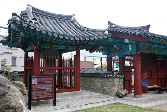 '충장공 정발 전망(전쟁에서 죽음)비'와 비각이 정공단 외삼문 옆에 세워져 있다.