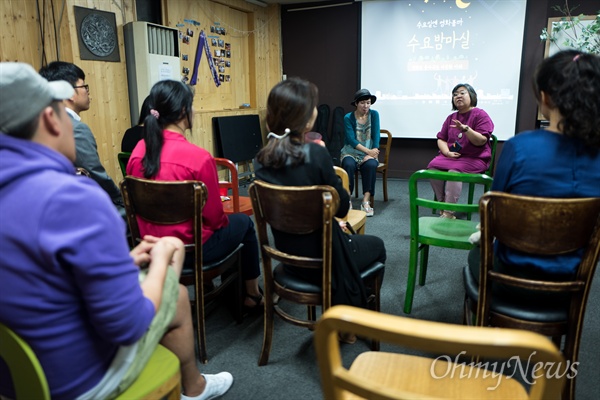 정혜실 이주민 인권활동가가 8월 30일 서울 영등포 문래동에 있는 이주민문화예술공간 프리포트에서 이주민 다큐영화 상영회를 마치고 영화에 설명을 하고 있다.
