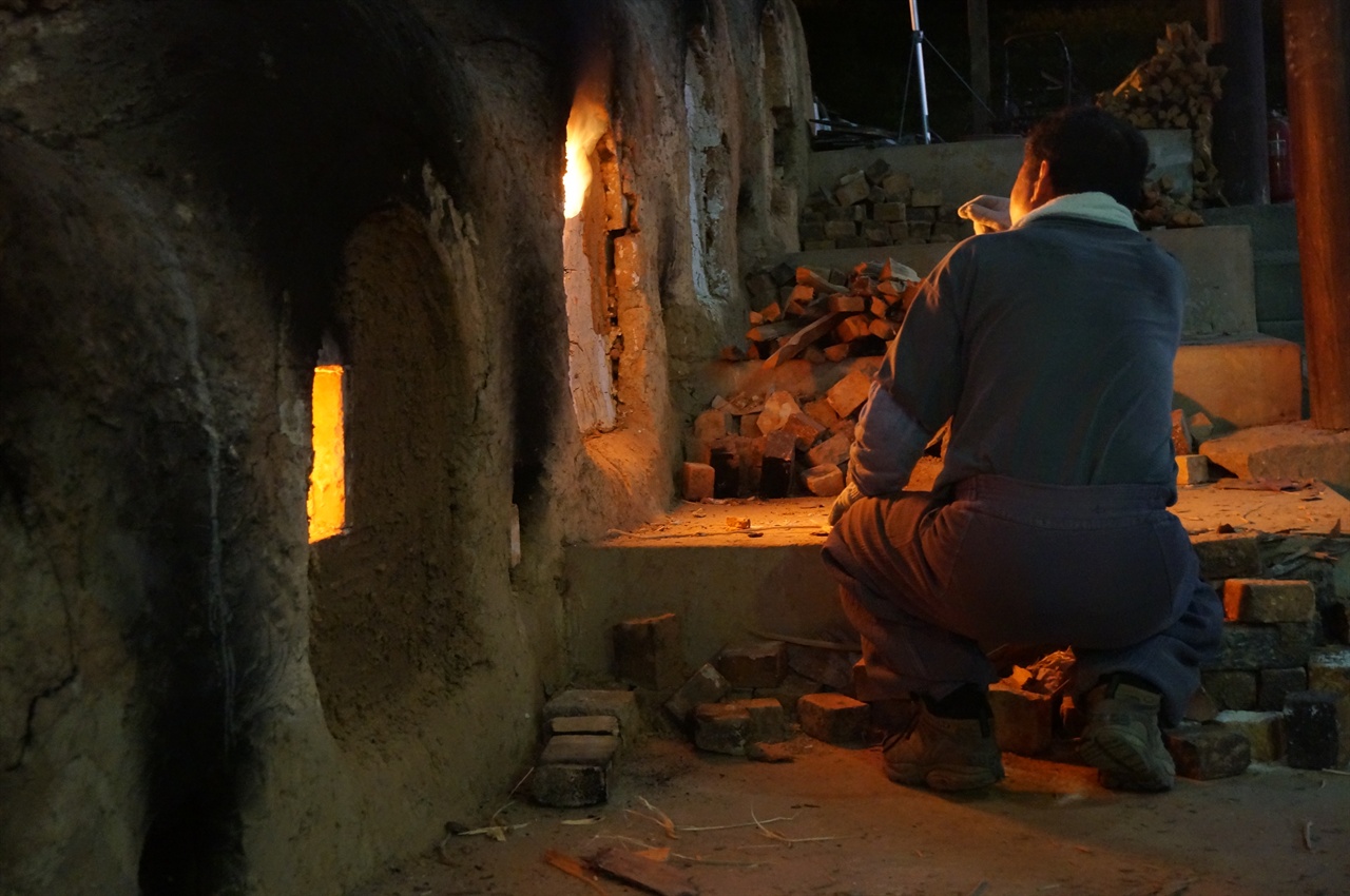 이천도예협회(사) 한석기 도예가가 이천세라피아에 있는 전통장작가마에 불을 지피고 있습니다.