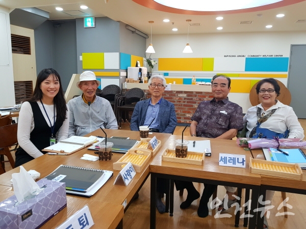  좌로부터 이수진 사회복지사, 권종주(86), 김판성(81), 이원흥(73), 윤정숙(68) 수강생이 수업후 담소를 나누고 있다. ⓒ이연수 기자